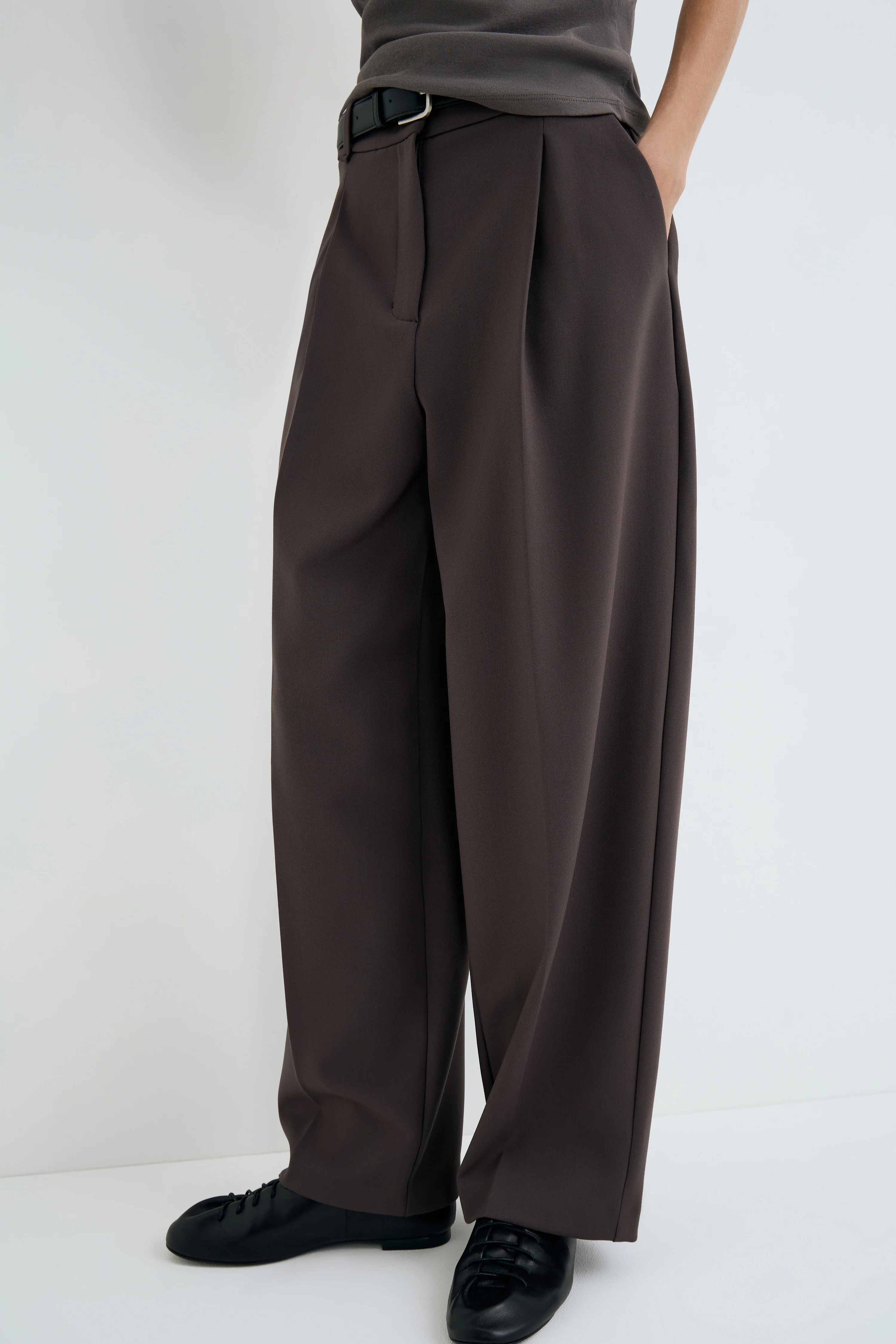 CARROT FIT TROUSERS WITH DARTS AND BELT - Image 3
