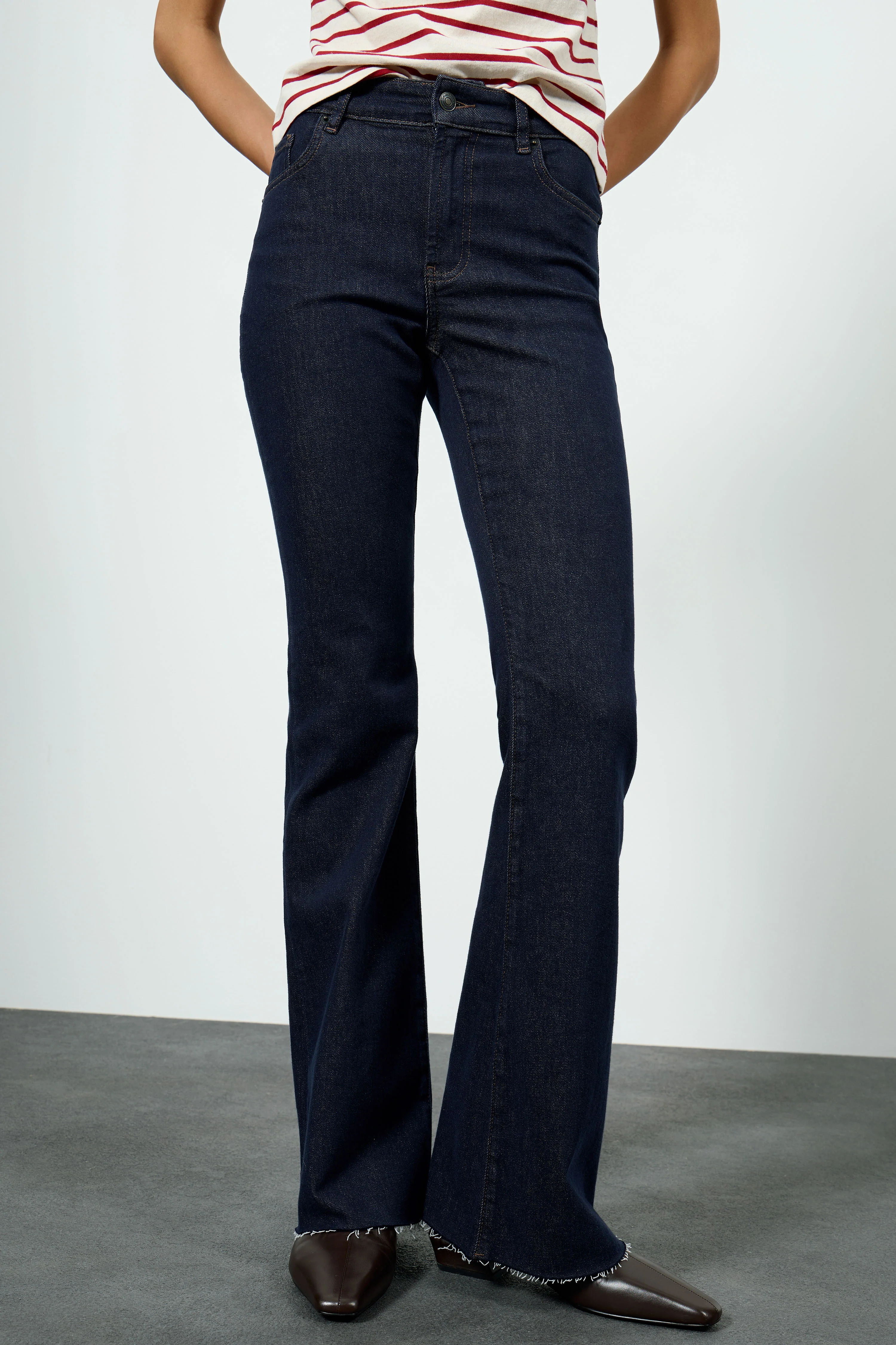FLARE HIGH-WAIST JEANS - Image 3